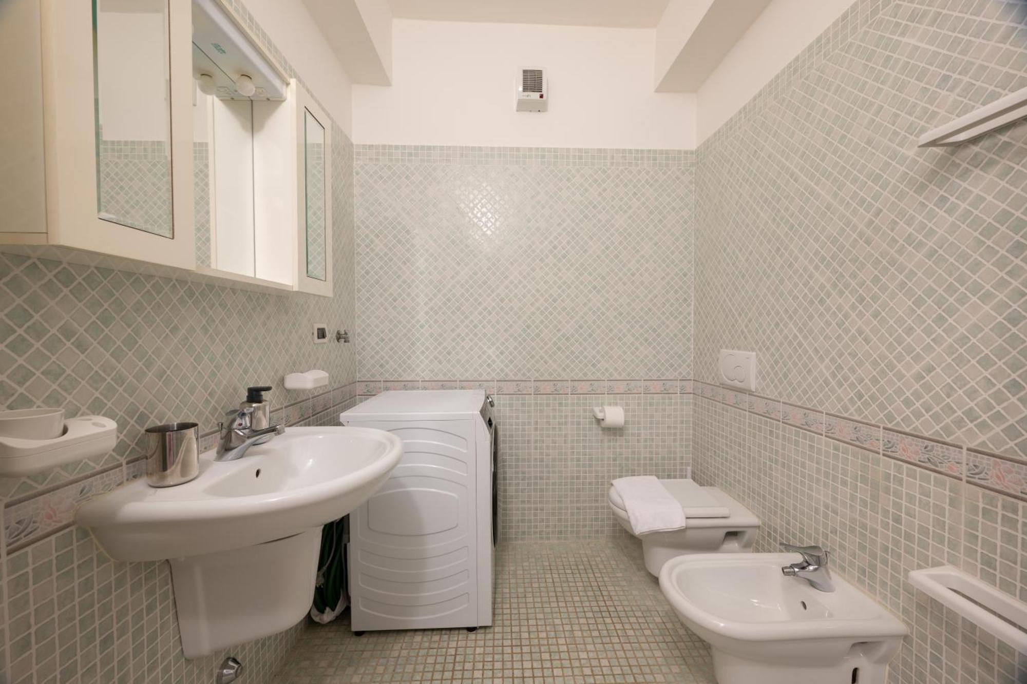 View Private Covered Parking And Terrace Carate Urio