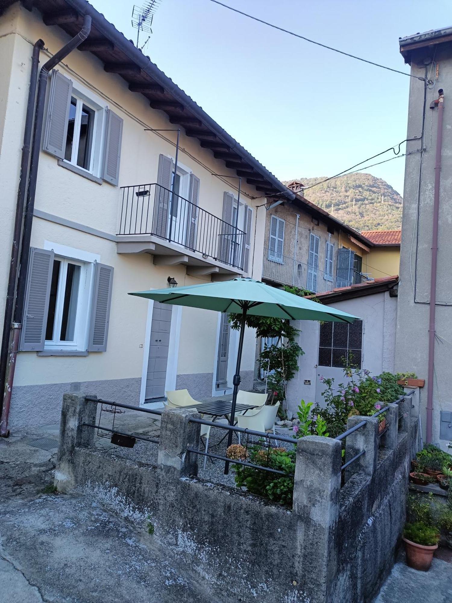 Traditional Piazza Home/balcony/ Private Garden Apartment Cernobbio