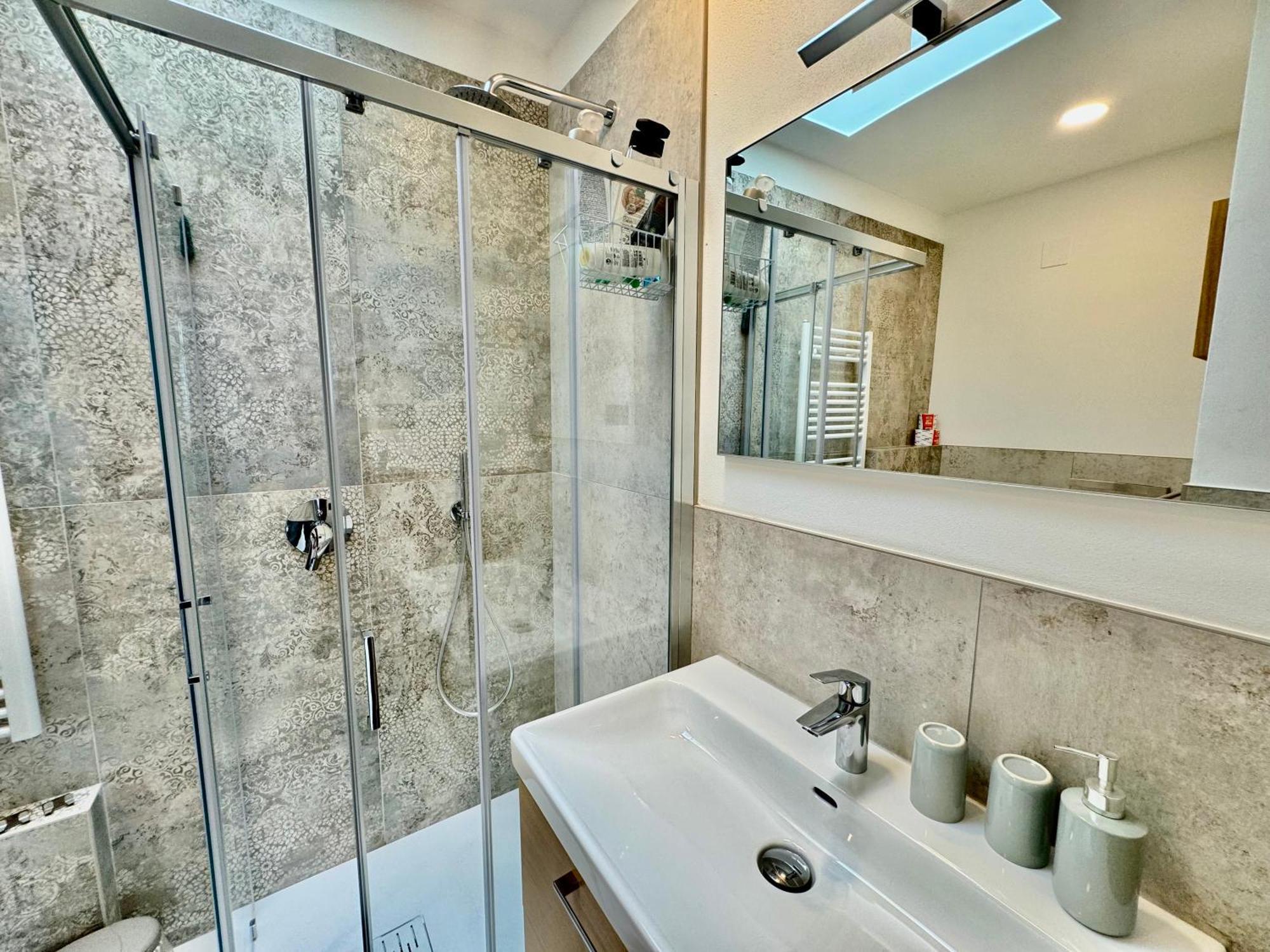 2bd Near The Station