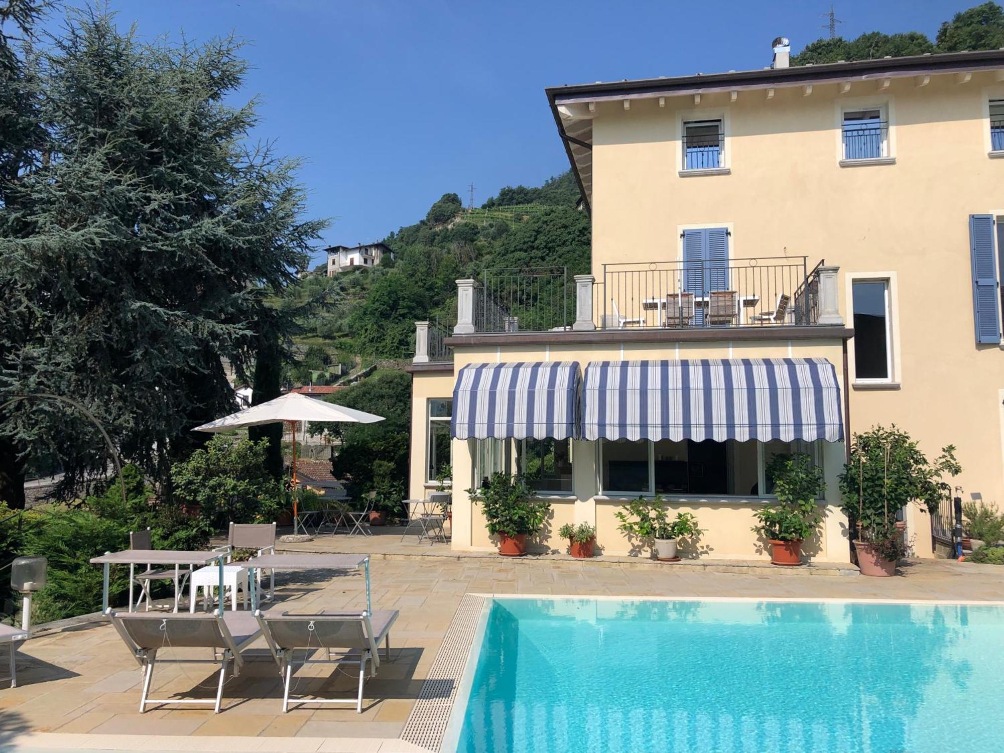 Eden Jacuzzi Pool Bed & Breakfast *