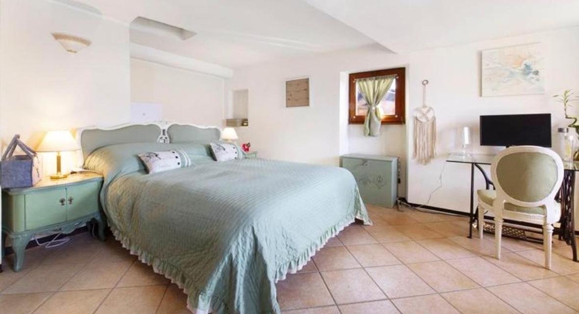The Boards House On - House Or Master Bedroom Only * Dorio
