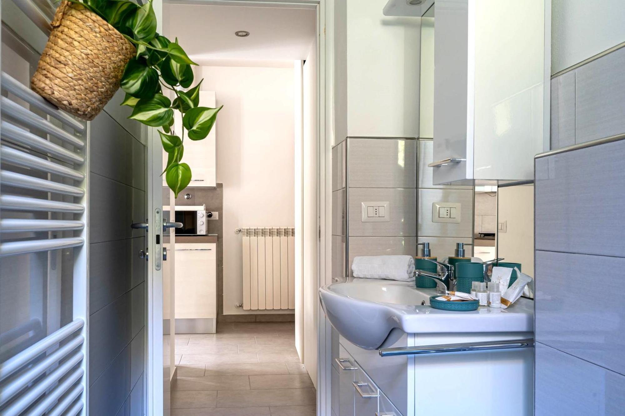 Patio & Parking - Self Check-in & Access Apartment Cernobbio