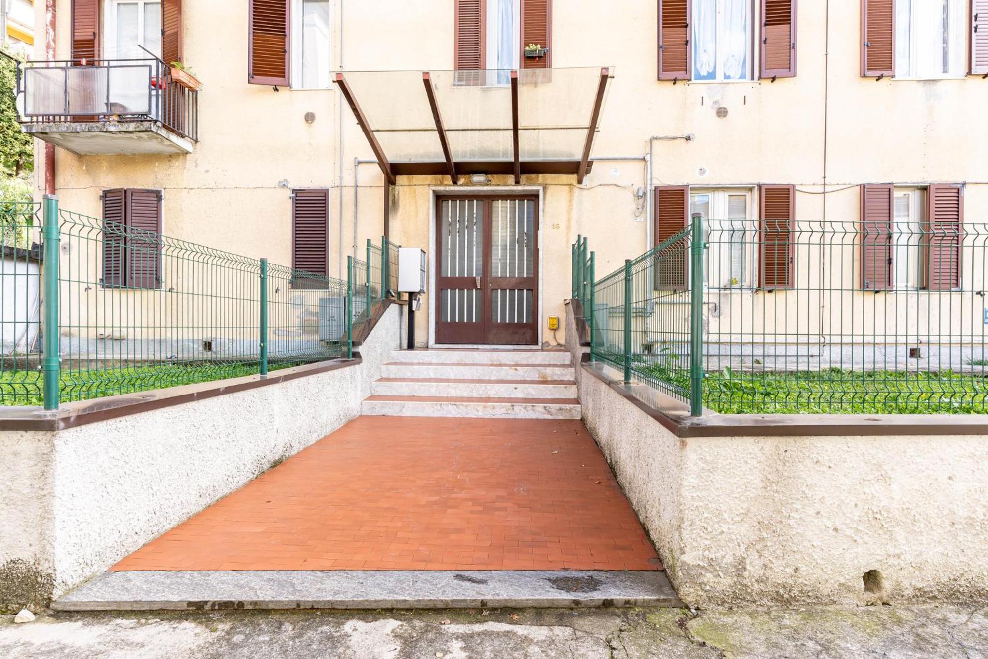 Patio & Parking - Self Check-in & Access Apartment