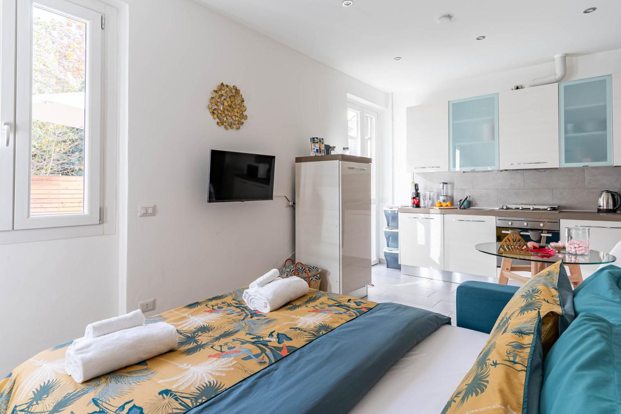 Apartment Patio & Parking - Self Check-in & Access Cernobbio