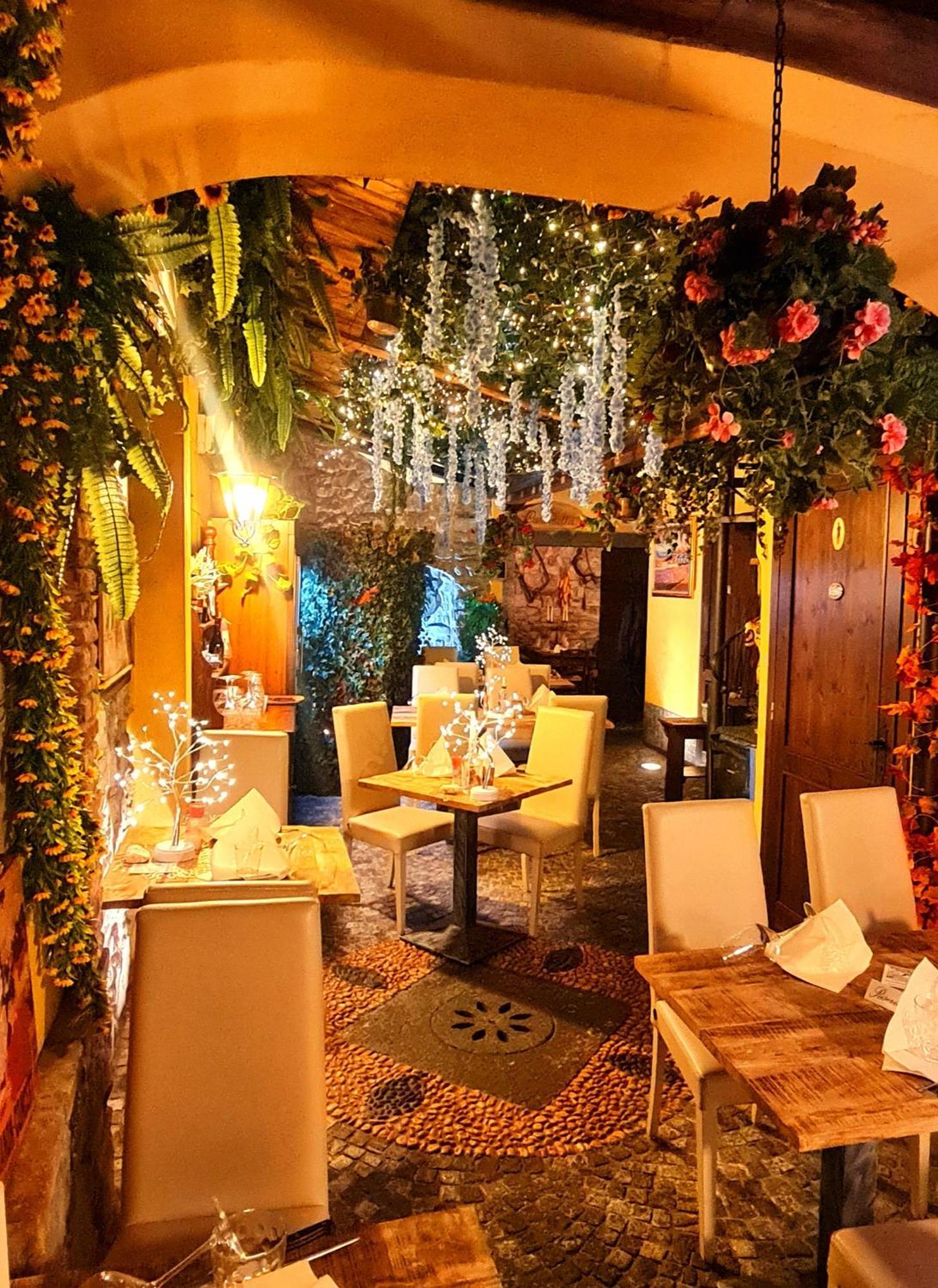 Botticelli Love hotel