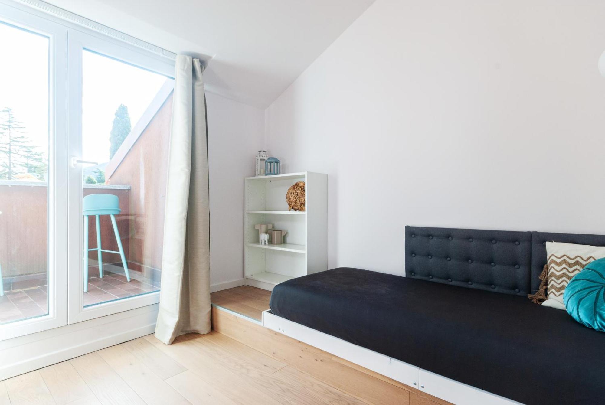 The - Front Apartment *