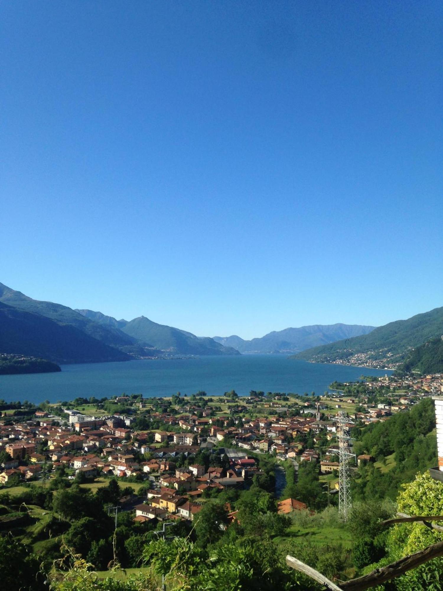 Mit Blick Auf Den Comer Gravedona