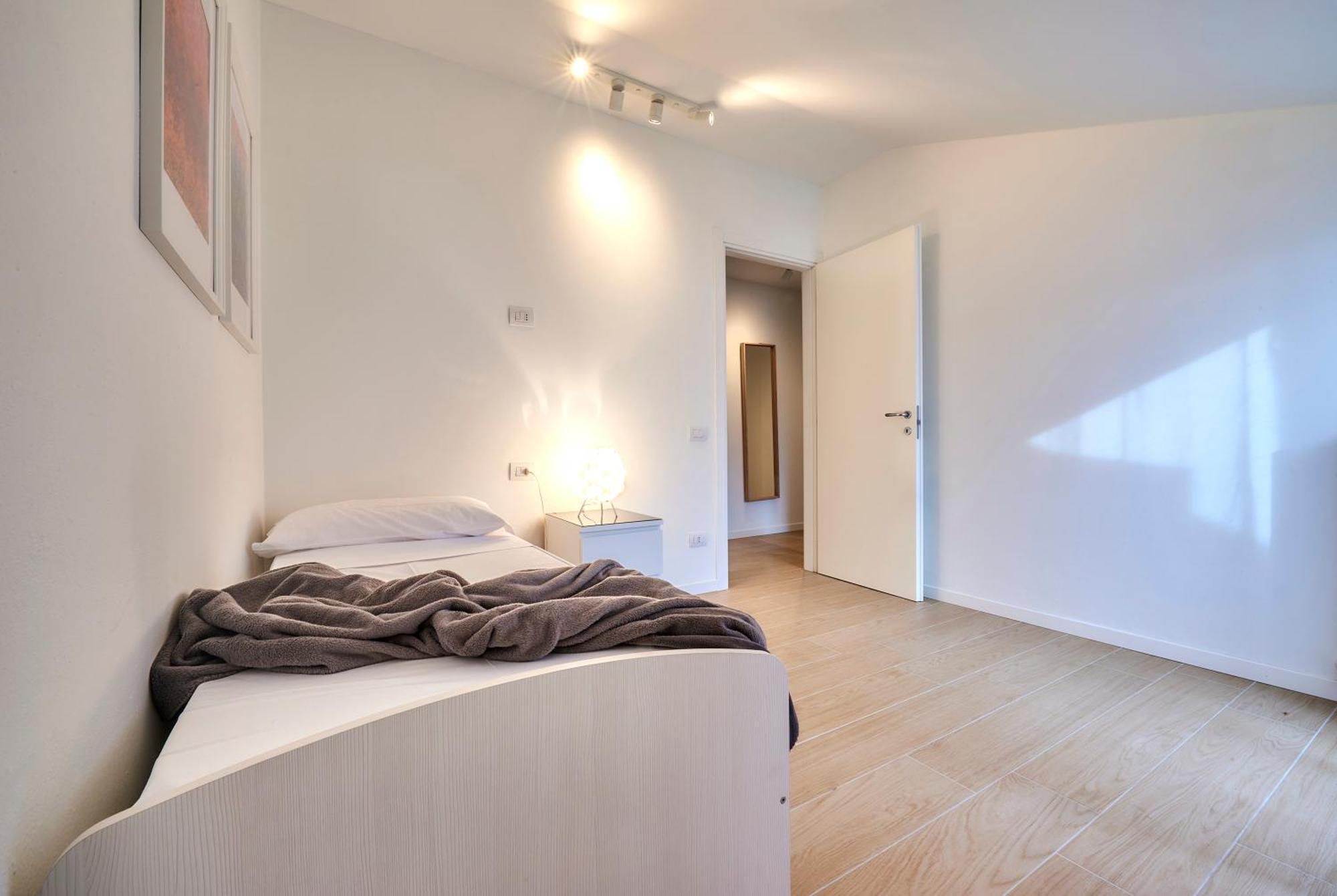 Luxury 100mq With Private Terrace With View Near Varenna Fiumelatte