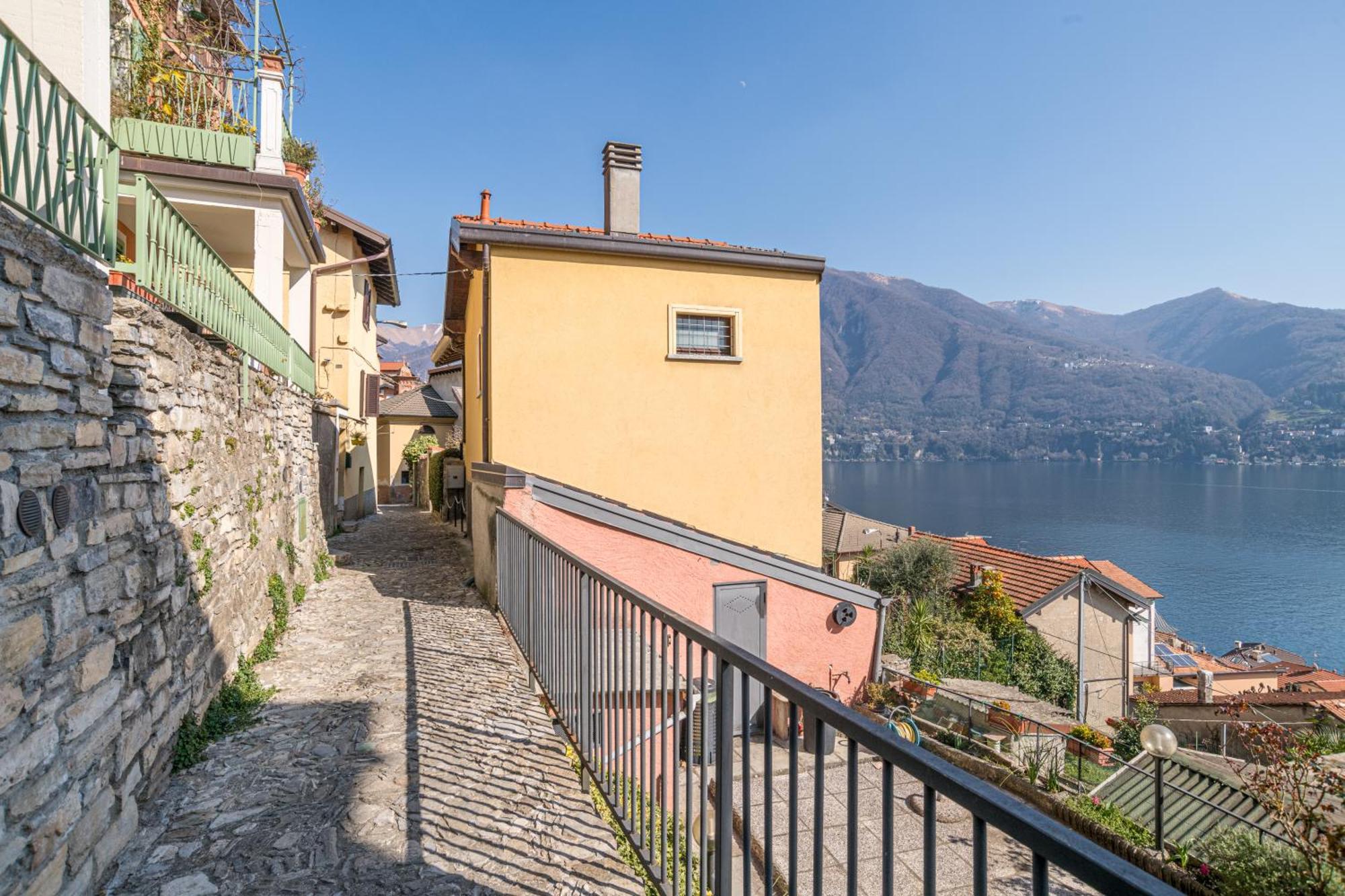 Con Vista Di E Parcheggio Incluso Carate Urio