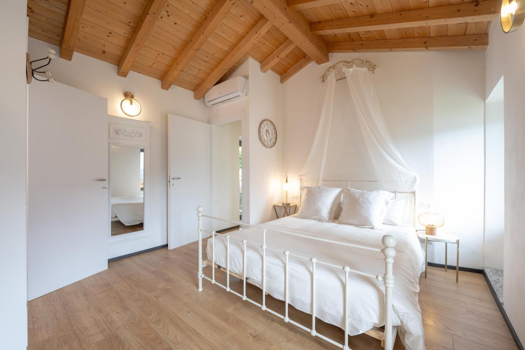 Villa Lora Villa, With View *