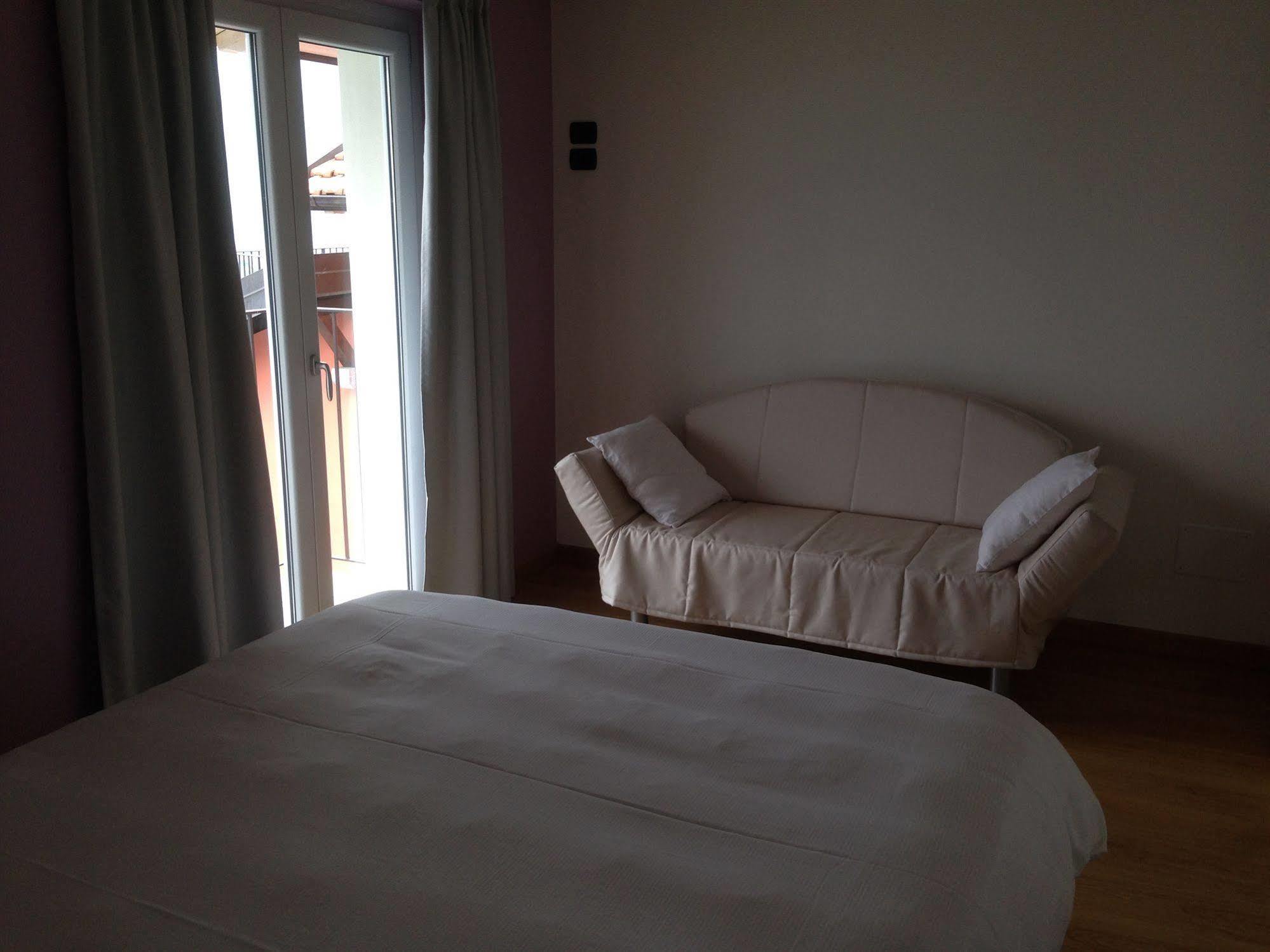 Cafelicita - Promotion - View - Infinity Pool - Jacuzzi 3* Gravedona