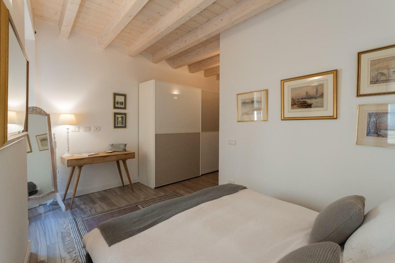 White With Private Terrace By Rent All Apartment
