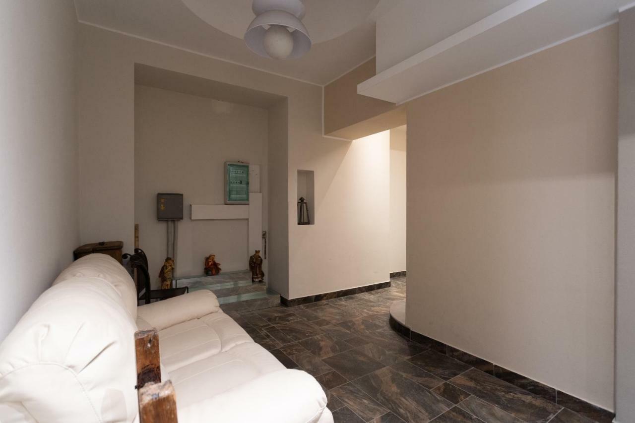 White With Private Terrace By Rent All Apartment