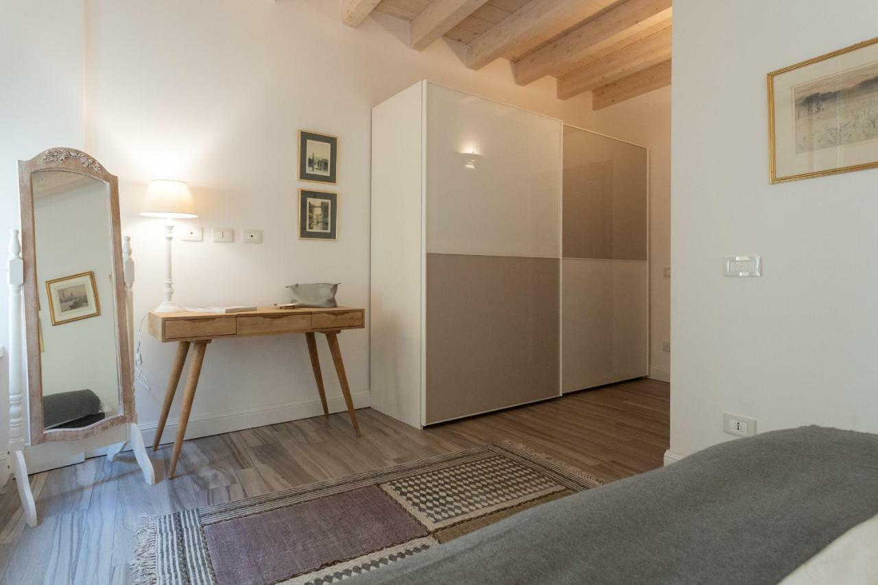 White With Private Terrace By Rent All Apartment *