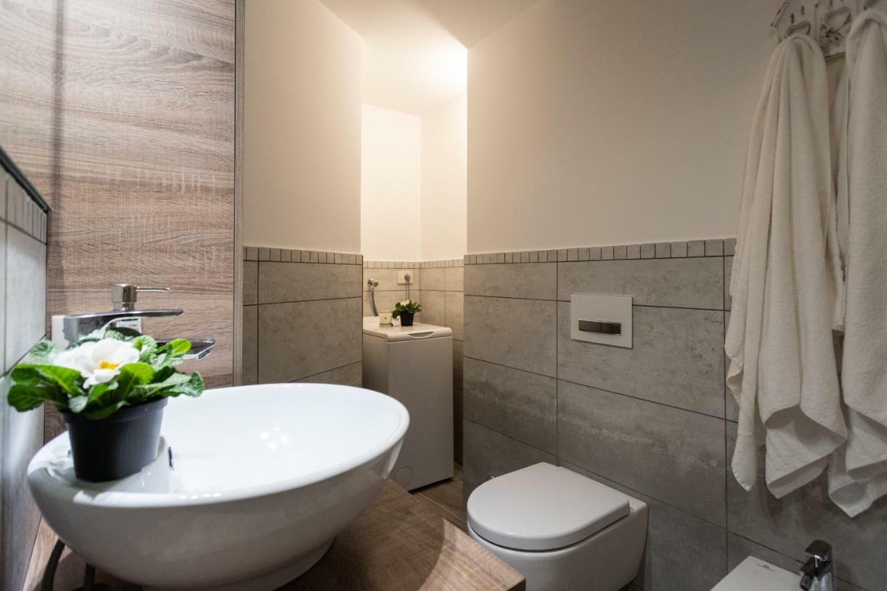 White With Private Terrace By Rent All Apartment *
