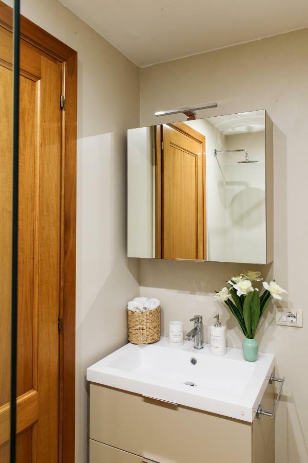 Lora Center Guest house Como