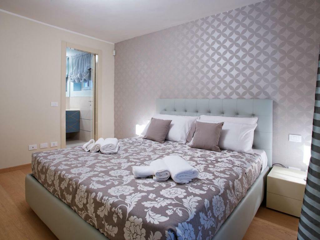State Of The Art With 180 Degree Panoramic View, Pool And Sleeping Up To 10 Guests By Italian Apartment