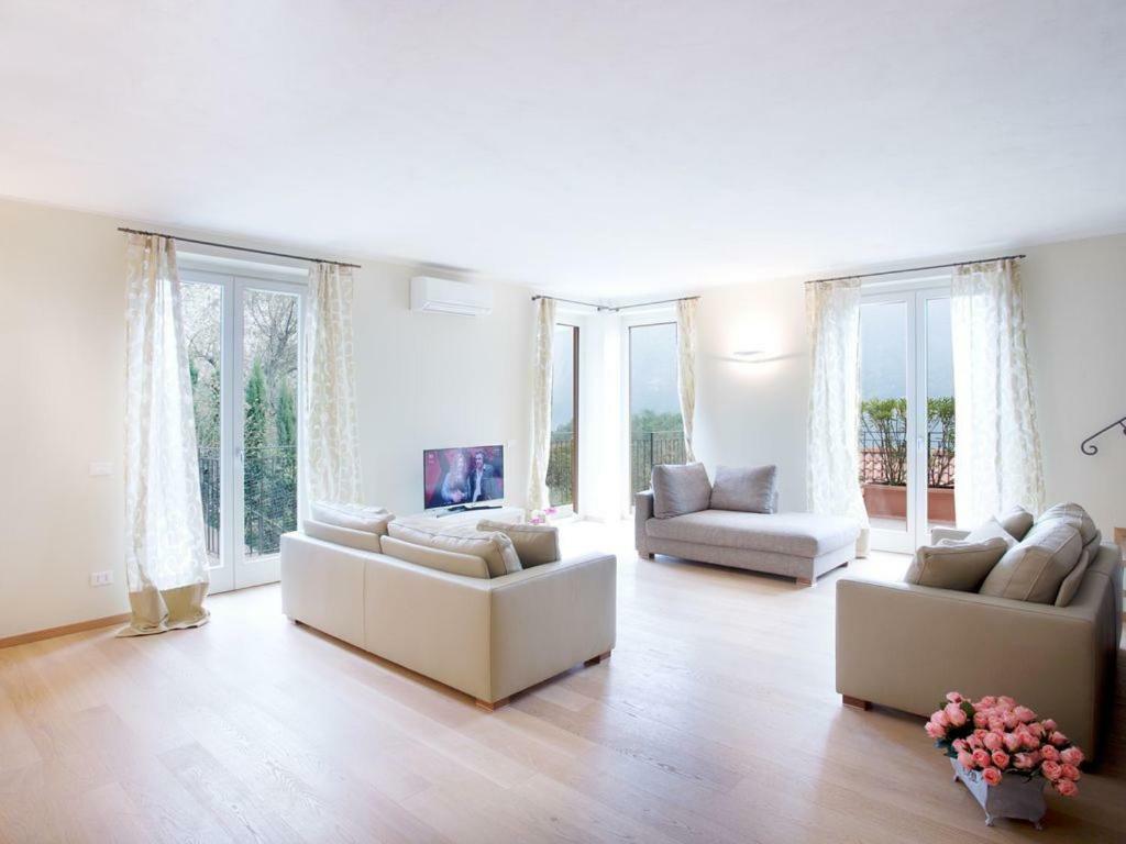 State Of The Art With 180 Degree Panoramic View, Pool And Sleeping Up To 10 Guests By Italian Apartment