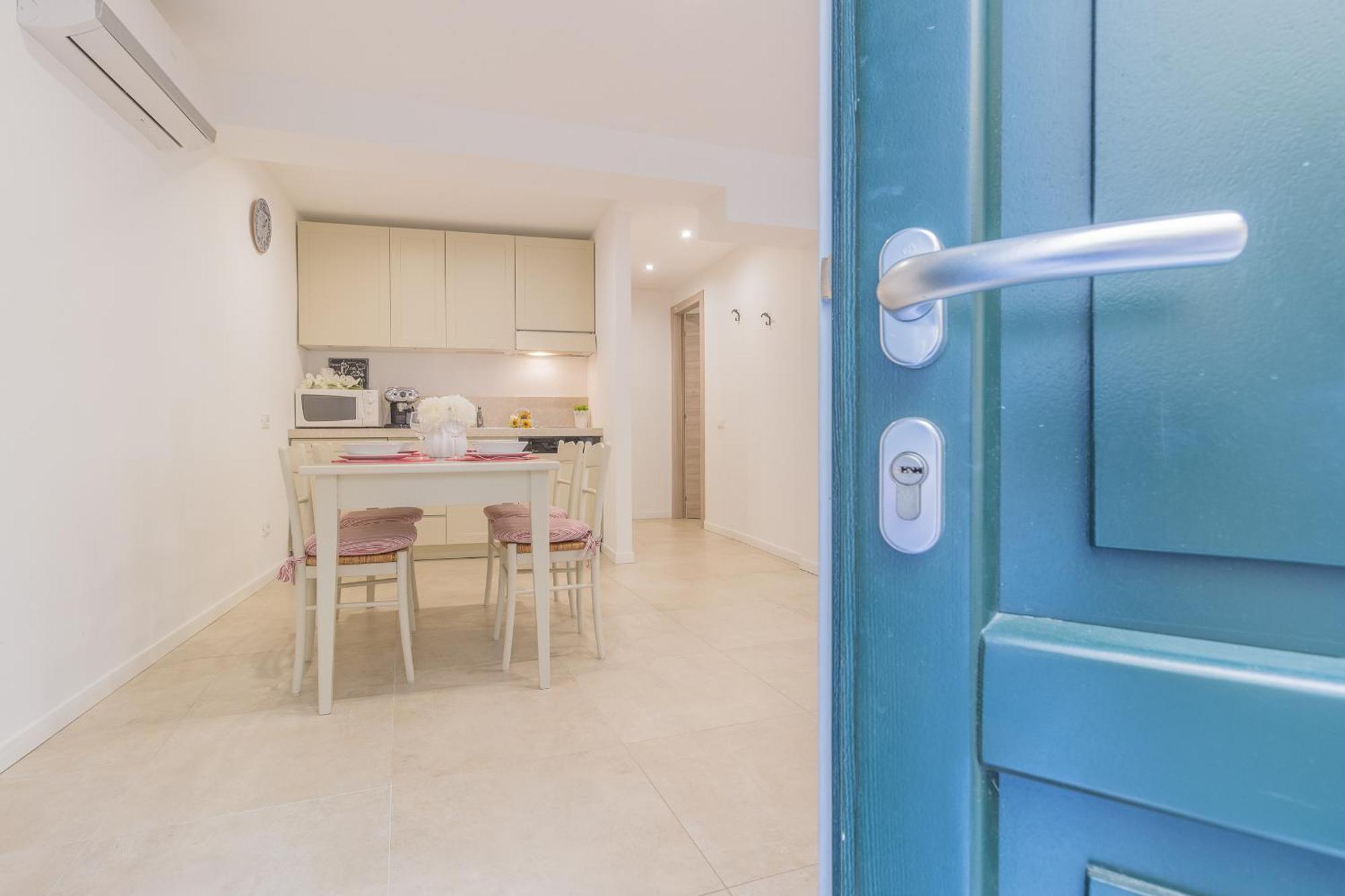 Apartment 4 Pass *