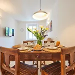 Sisters\' House