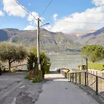Una Finestra Al Lago