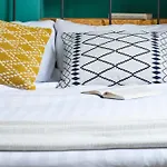 Charming & Modern Flat By Holiday Solutions