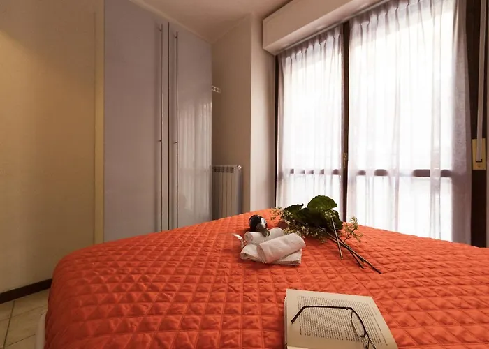 Modern Lakefront 2-Bedroom Apartment