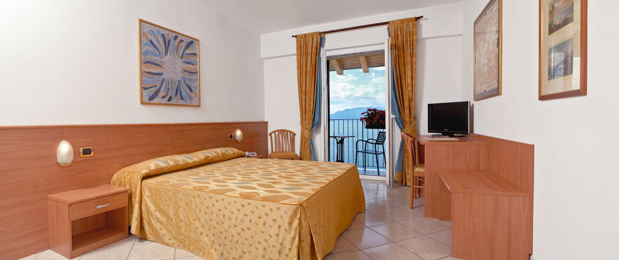 Regina 3*