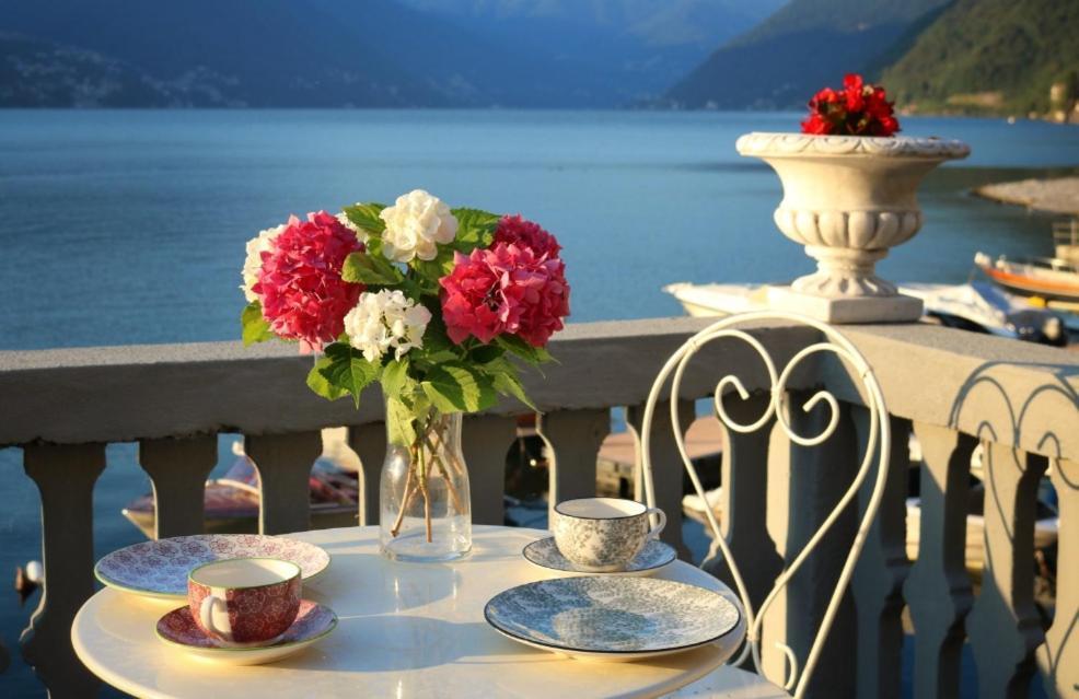 Ortensie & Oleandri Al - By Myhomeincomo * Argegno