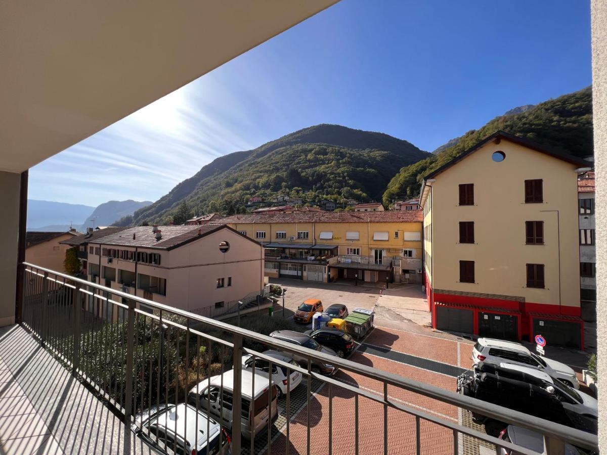 Como Lake With Two People Lake View And Near Beach *