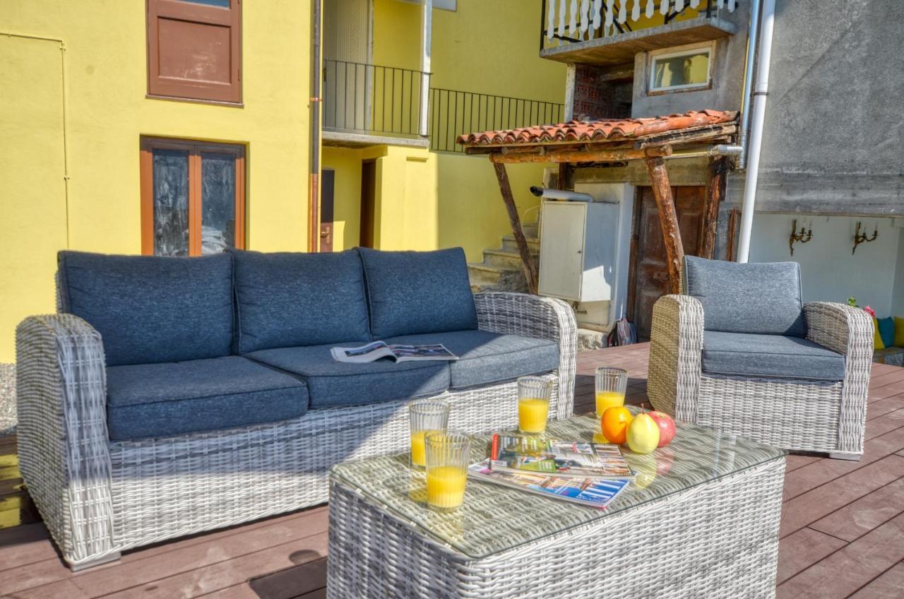 Pezzo 3-bedroom Lakeview With Shared Garden And Terrace San Siro (Lombardy)