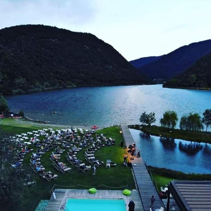 Luminoso Tra I Rami Del Lago Di Como,