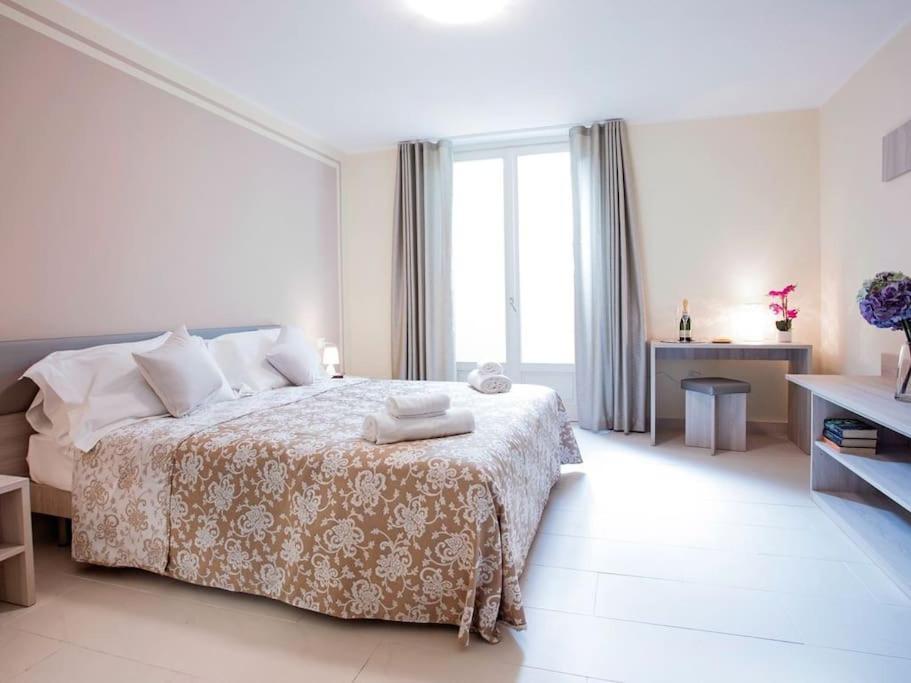 Sanny-grande B Sleeps 8 With Pool By Italian *