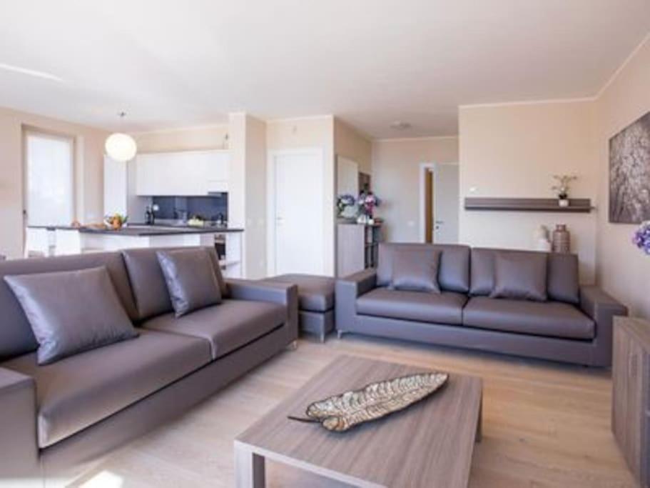 Sanny-grande B Sleeps 8 With Pool By Italian Ossuccio