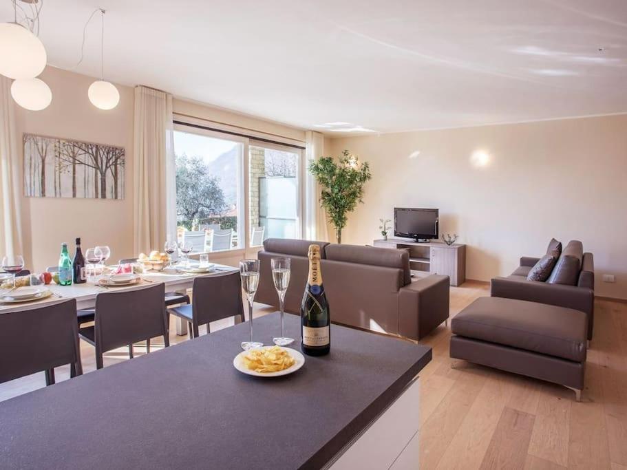 Sanny-grande B Sleeps 8 With Pool By Italian Appartamento Ossuccio