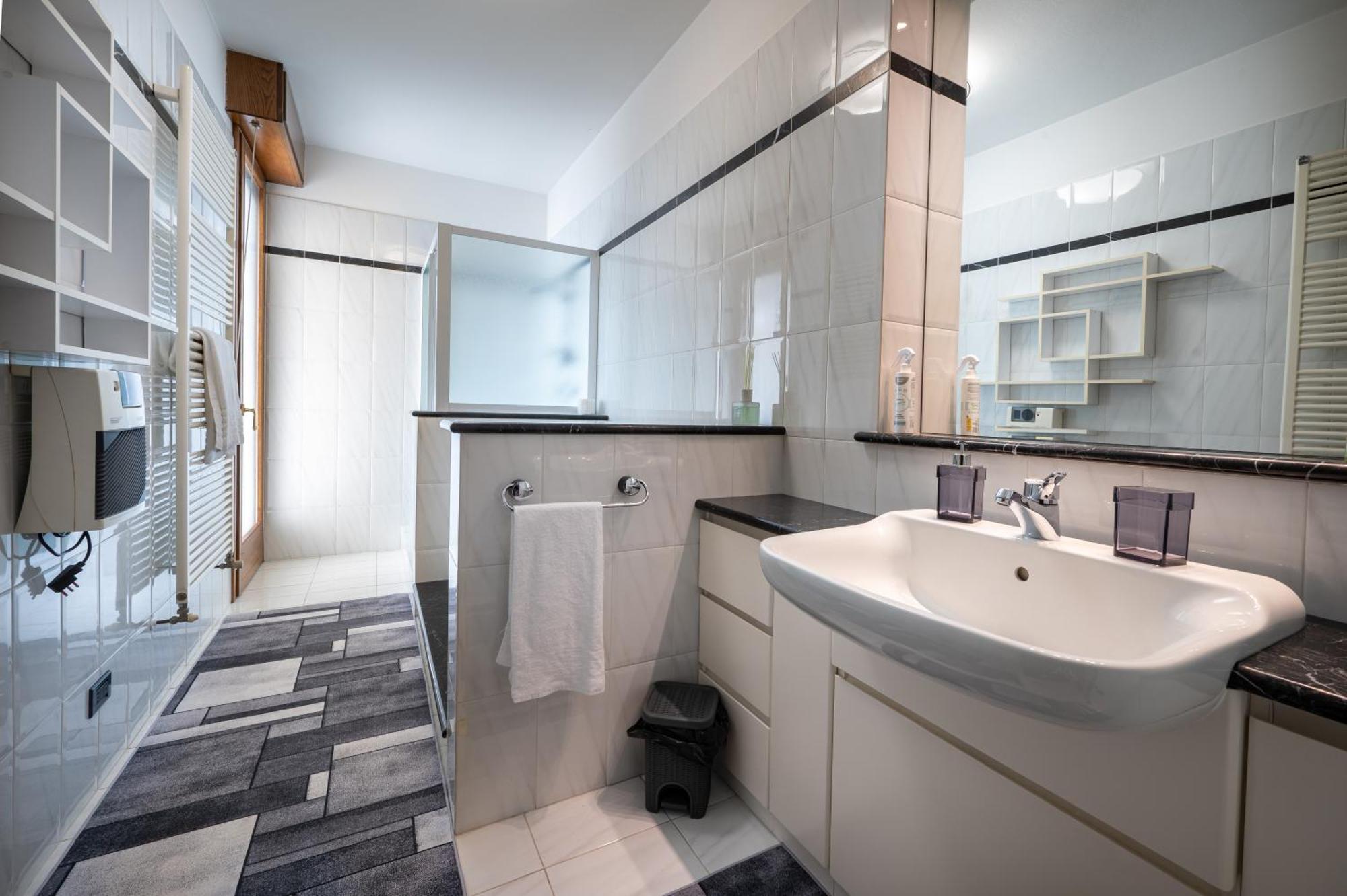 Appartamento Three Bedroom - View - Larihome A57