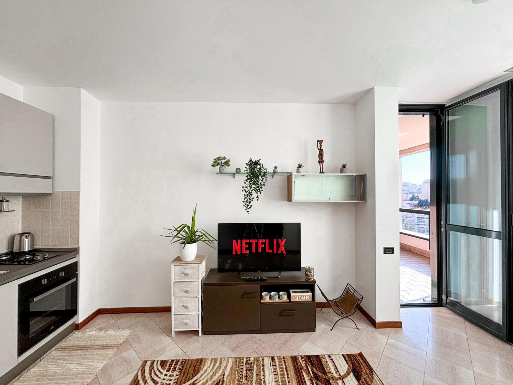 Bilocale Con Terrazzo E Box Auto Su Richiesta * Como