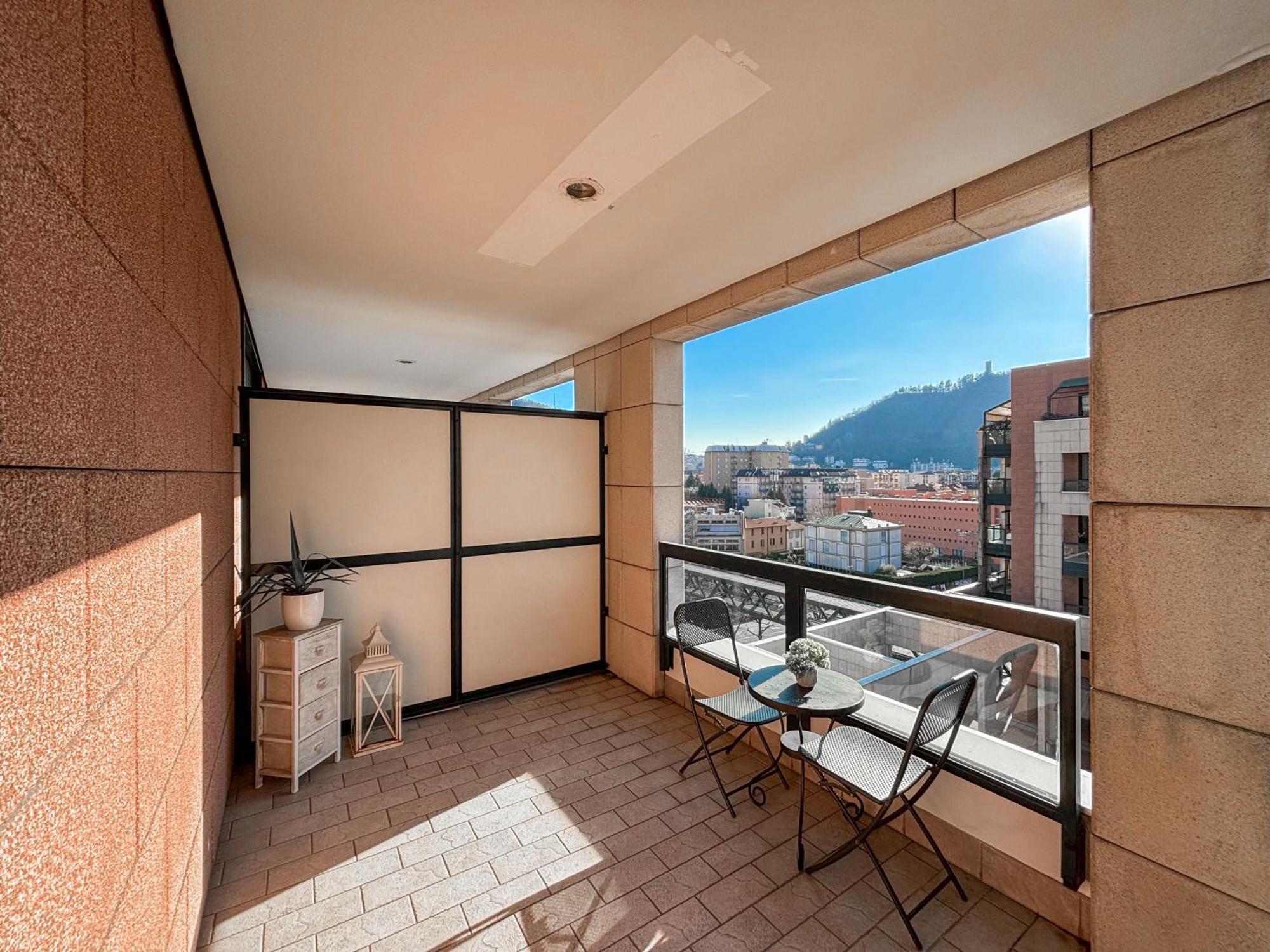 Bilocale Con Terrazzo E Box Auto Su Richiesta Como