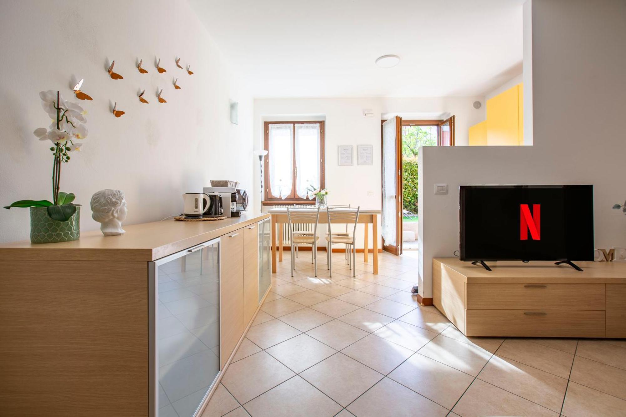 - Lakeside Bliss Apartment *