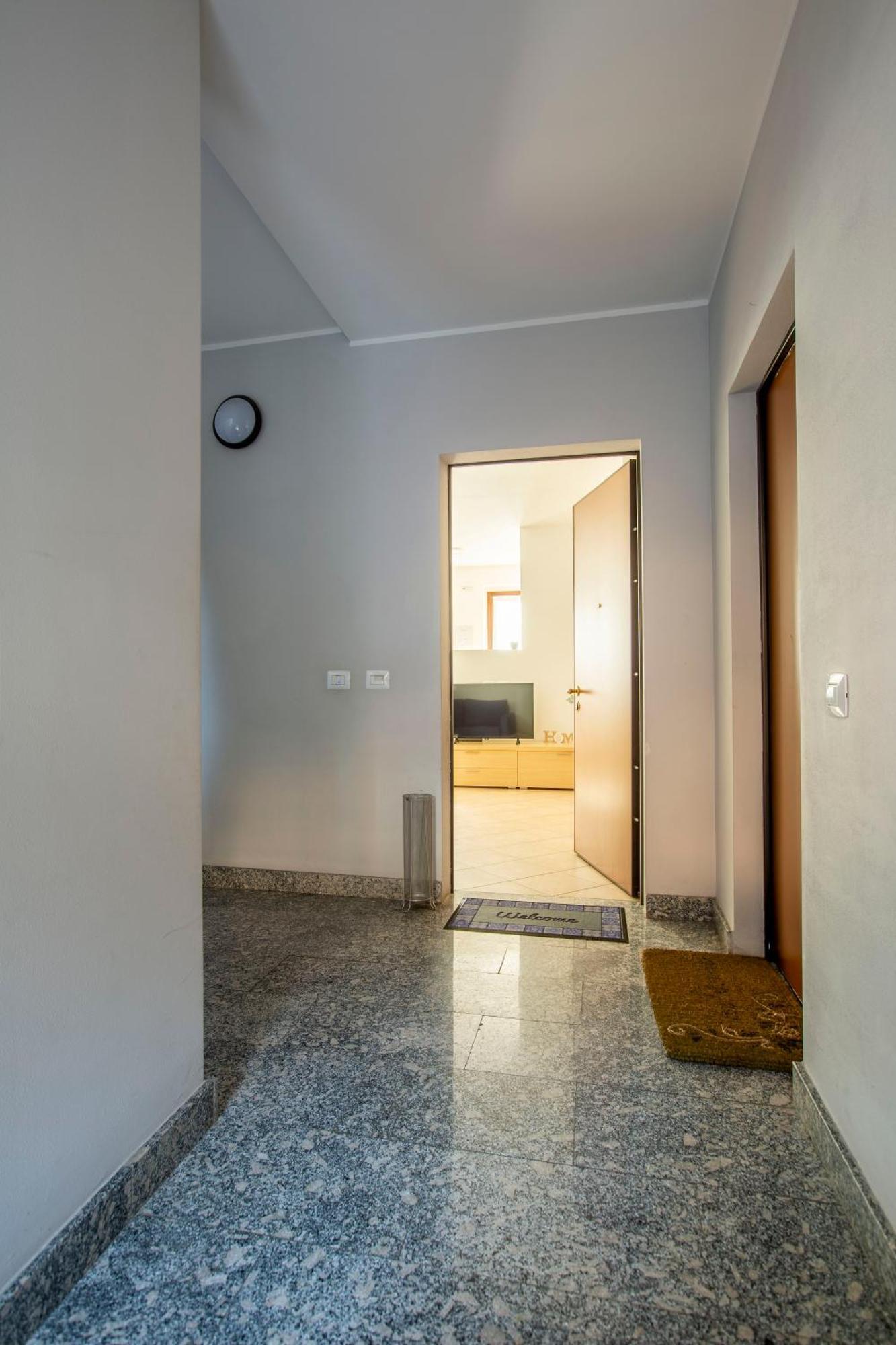 - Lakeside Bliss Apartment *