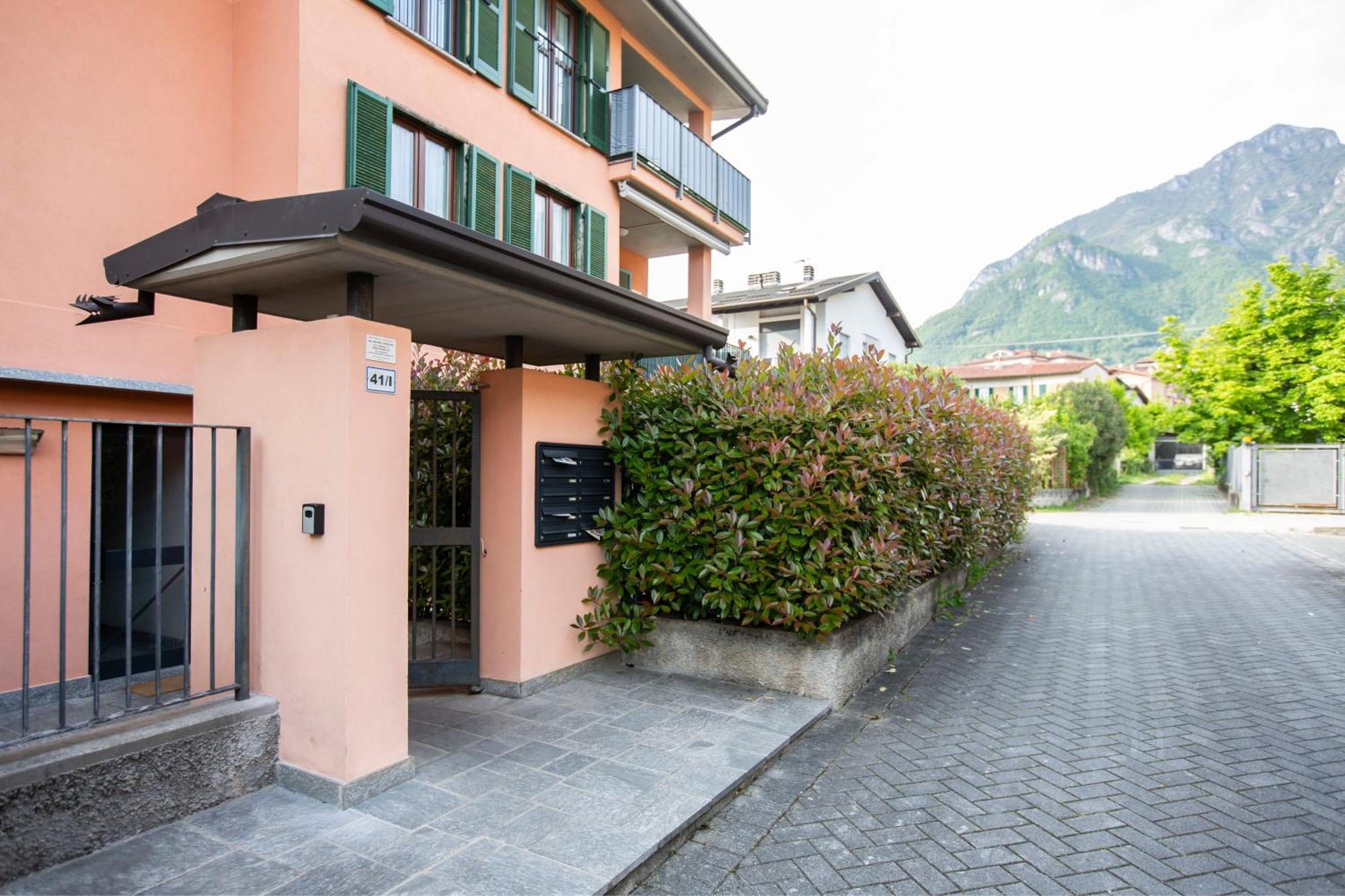 - Lakeside Bliss Apartment Mandello del Lario