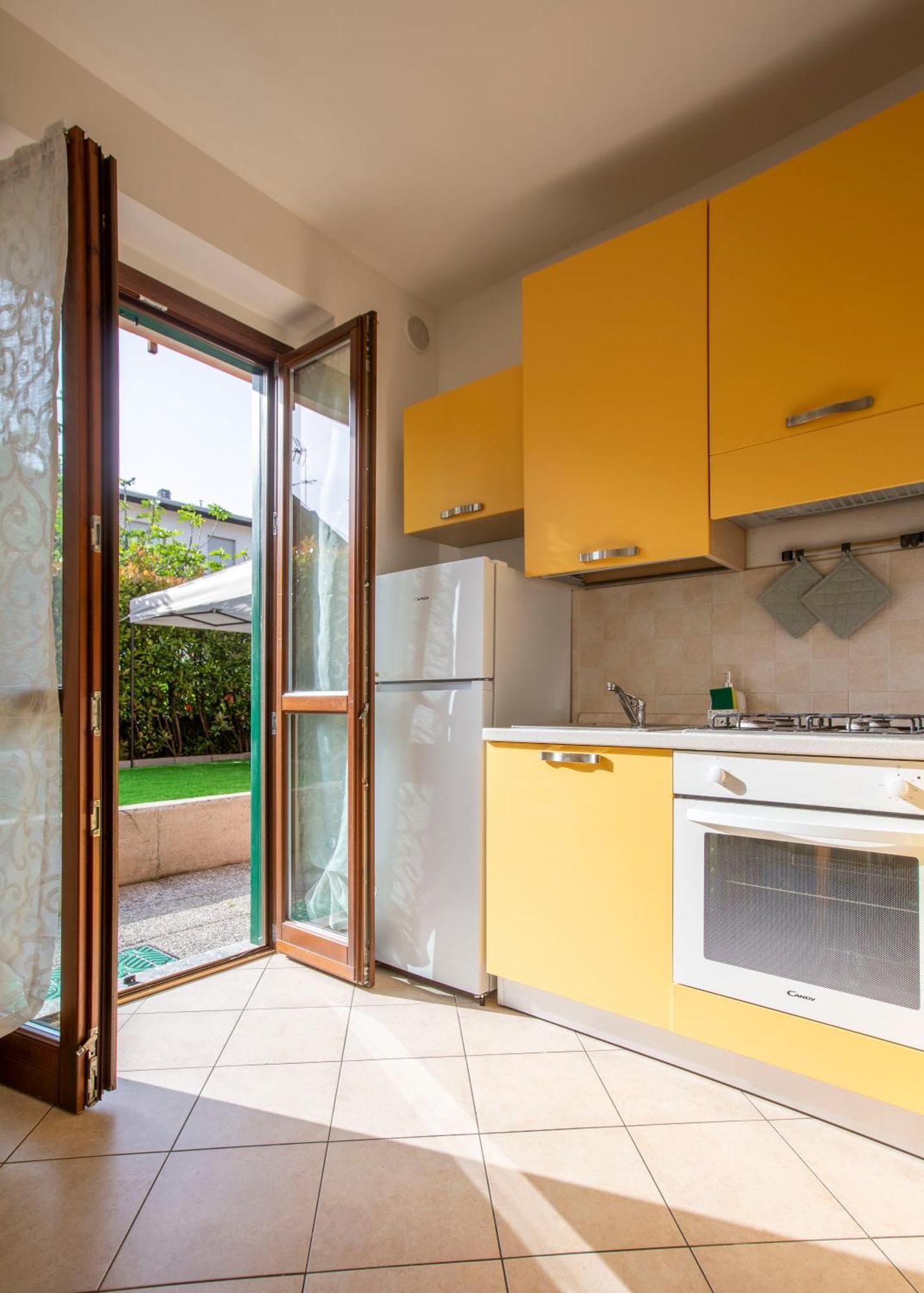 - Lakeside Bliss Apartment
