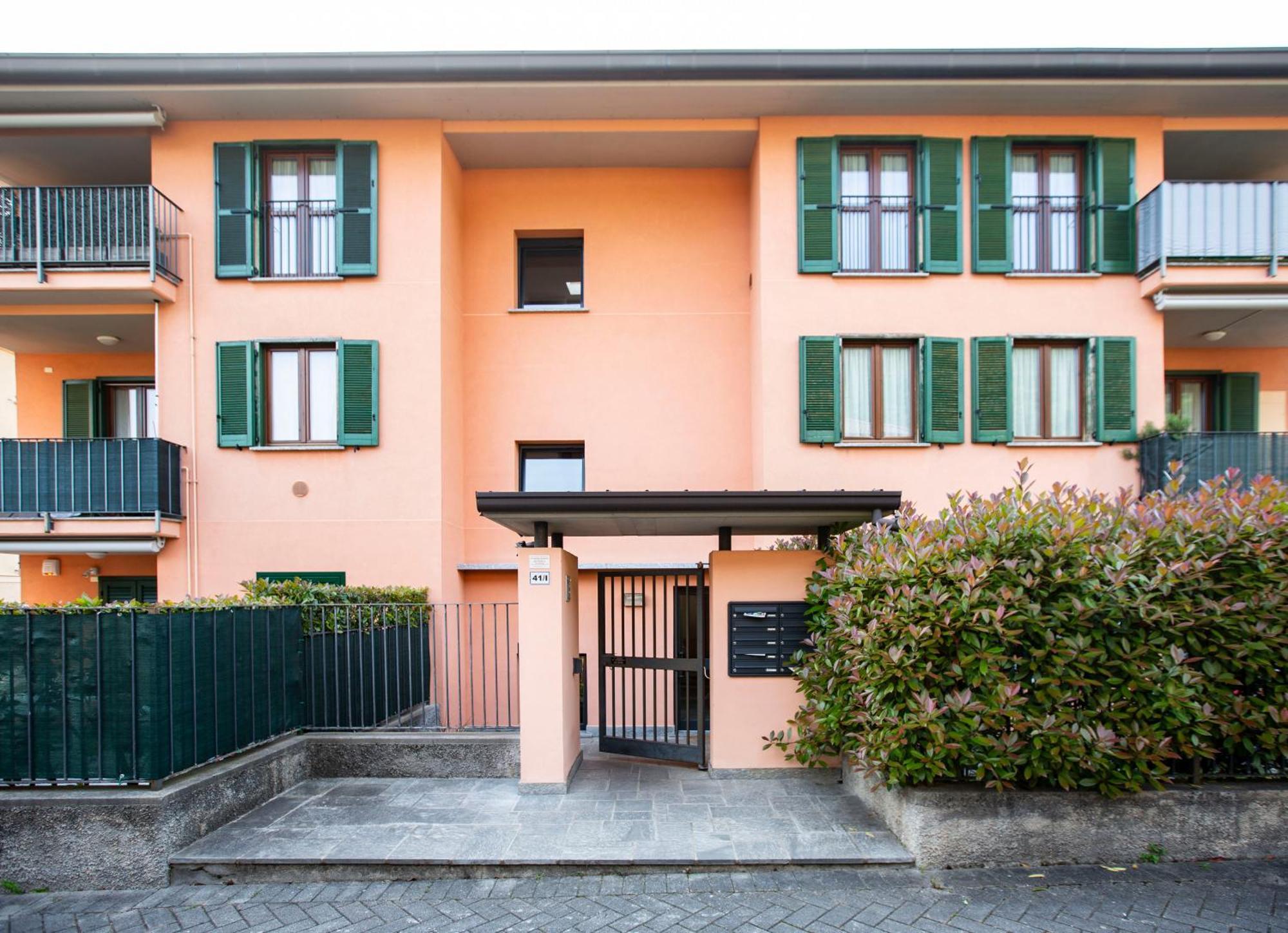 - Lakeside Bliss Apartment
