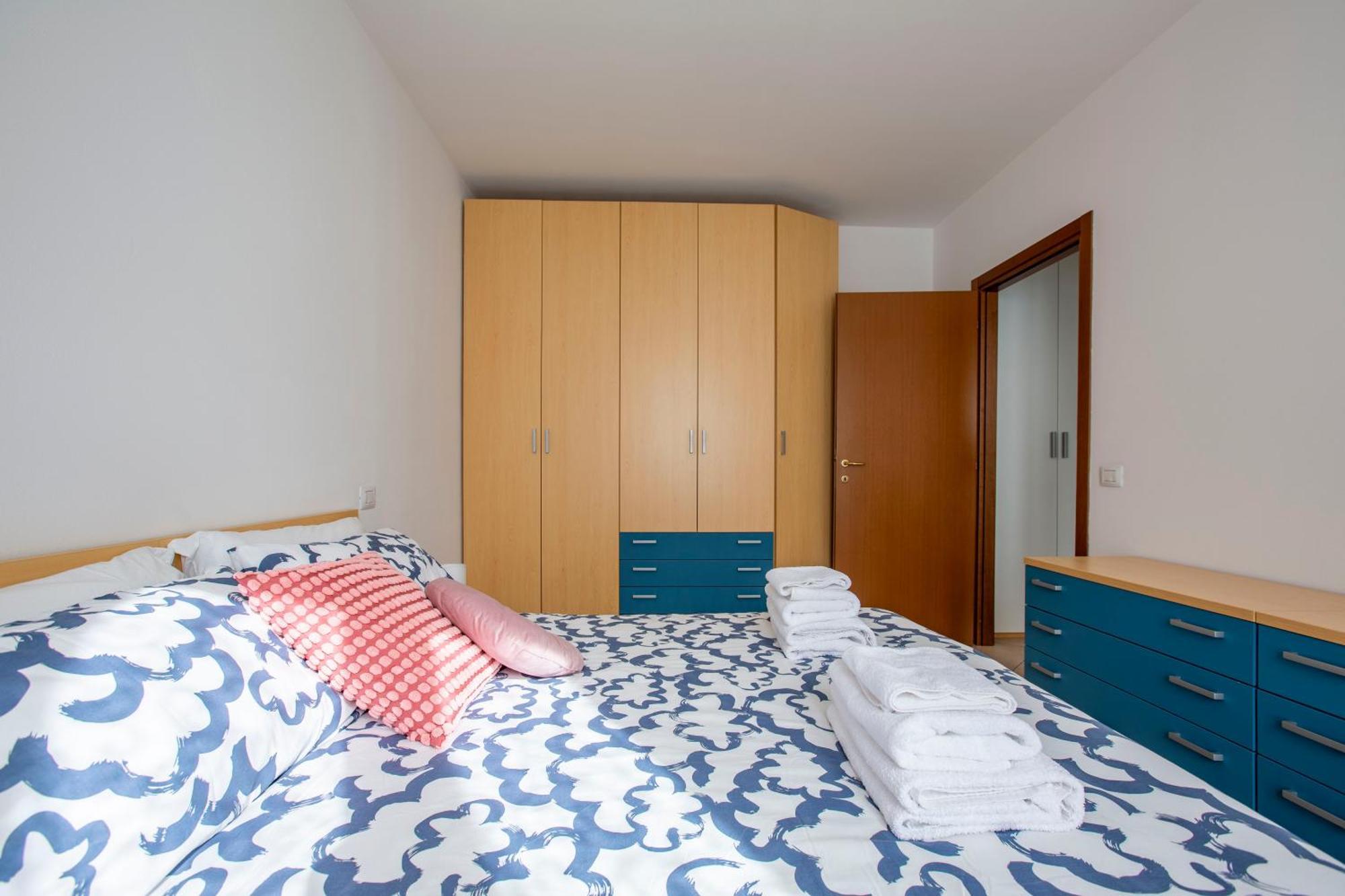 - Lakeside Bliss Apartment