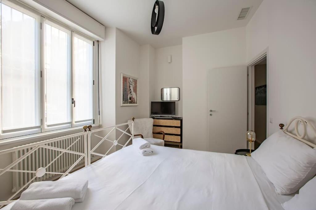 -art Gallery- Luxury Boutique In Center Of Apartment