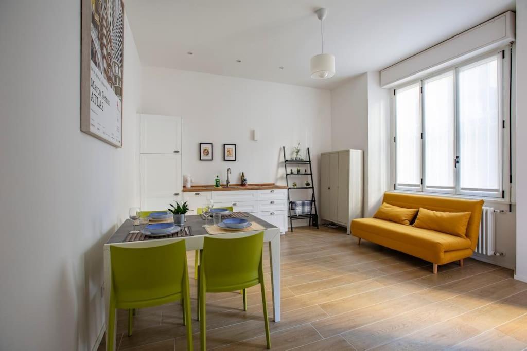 -art Gallery- Luxury Boutique In Center Of Apartment