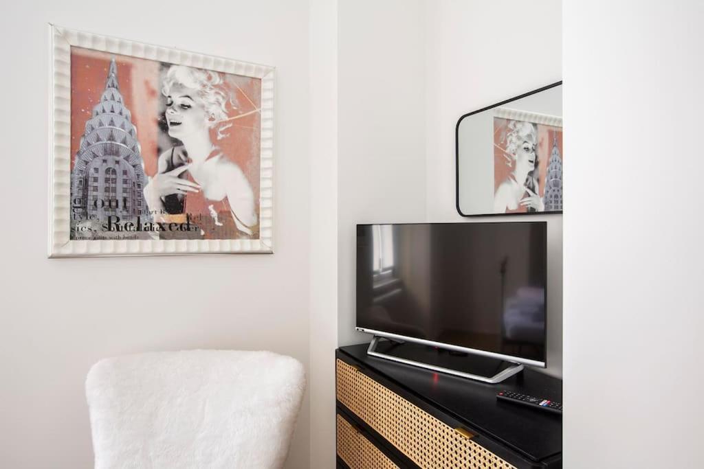 -art Gallery- Luxury Boutique In Center Of Apartment *