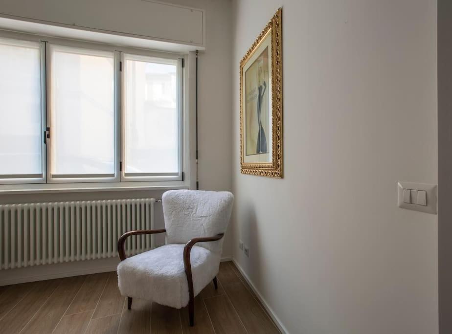 -art Gallery- Luxury Boutique In Center Of