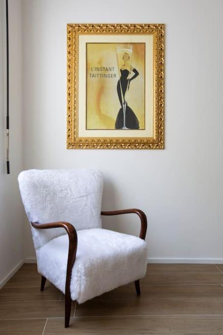 -art Gallery- Luxury Boutique In Center Of Apartment Como