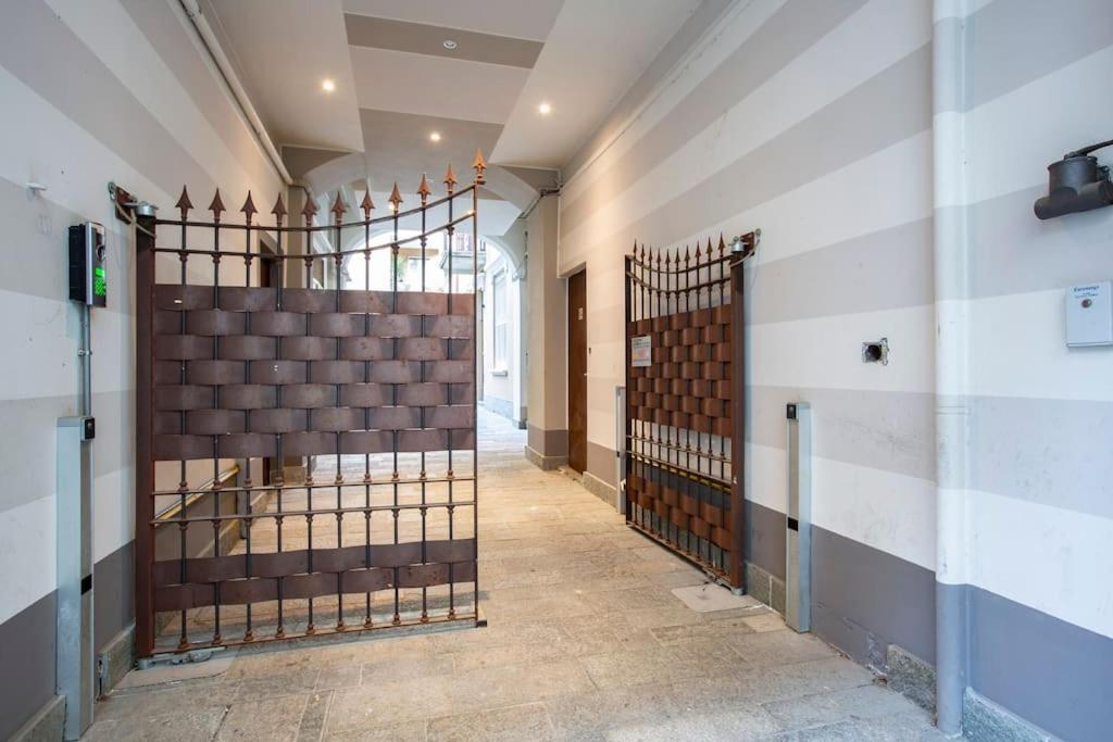 -art Gallery- Luxury Boutique In Center Of *